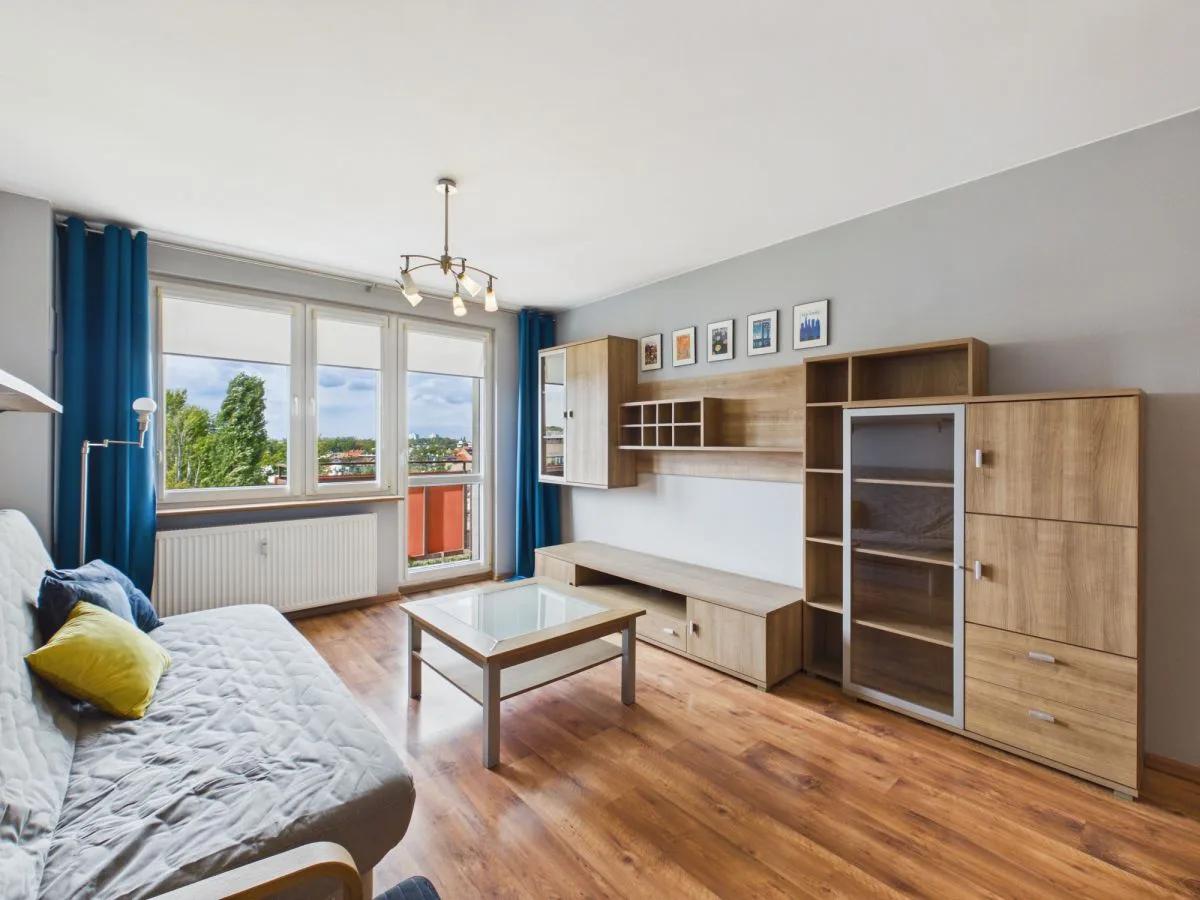Bardzo dobry stan - 2 pokoje, dwa balkony,